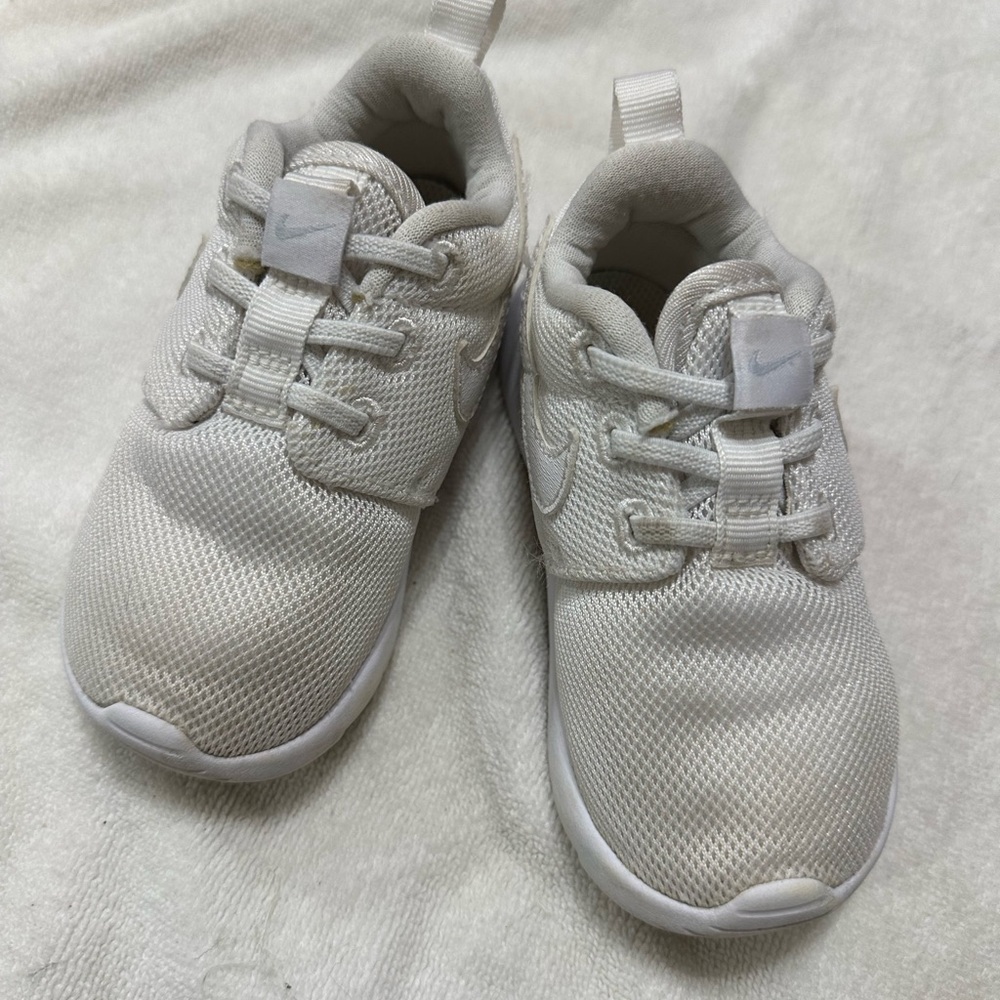 Nike White Sneakers Modern Mesh Design size 7C
